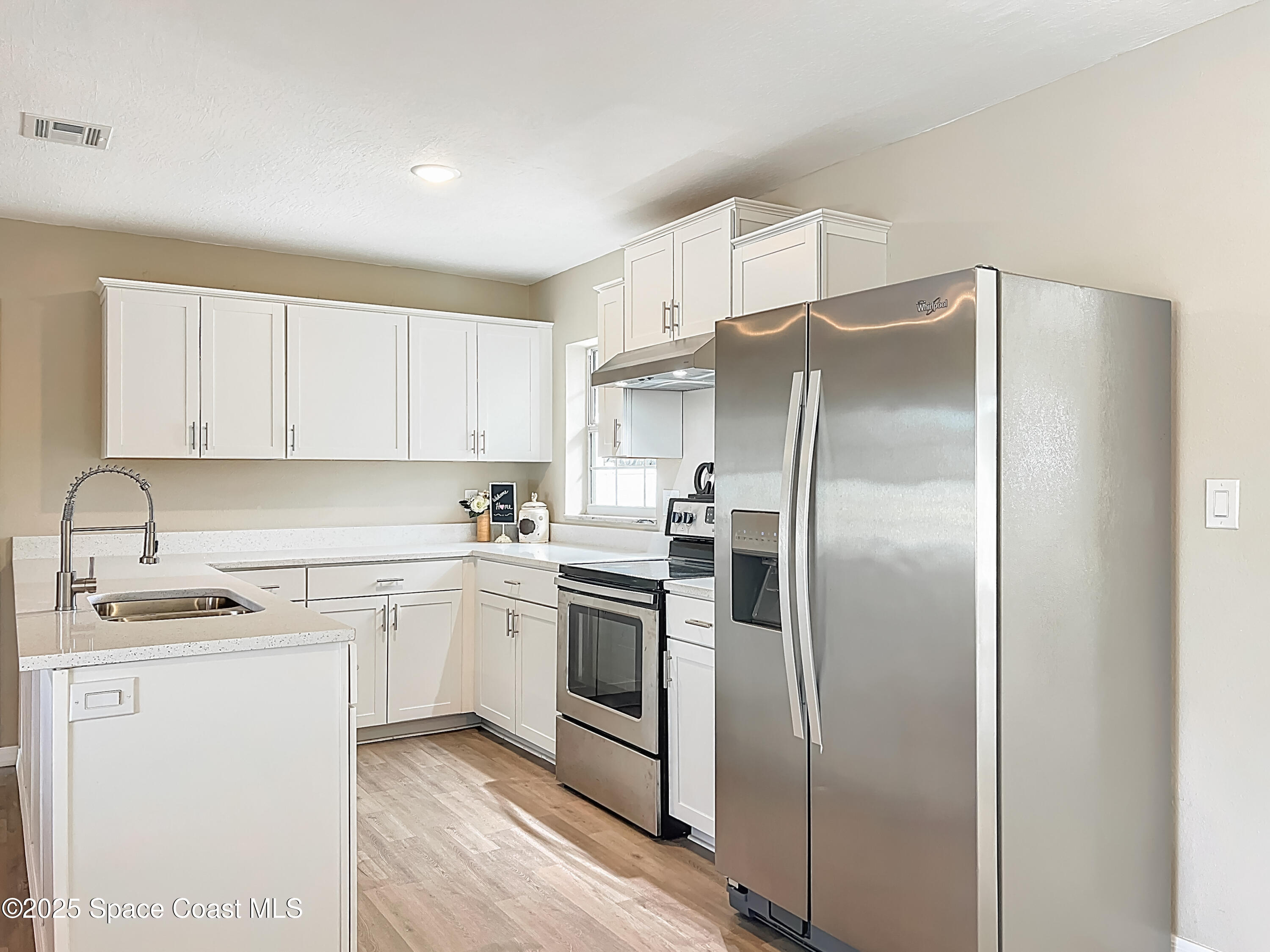 983 Vangi Lane Northeast Palm Bay, FL 32905 - Photo 15 of 35 Kitchen