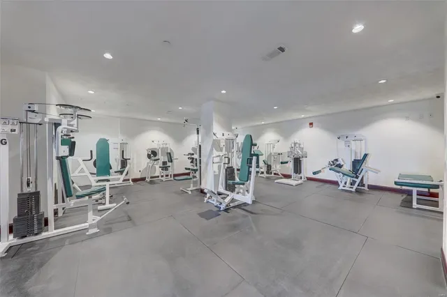 $1,962 | 3681 Lindell Boulevard, St. Louis, MO 63108