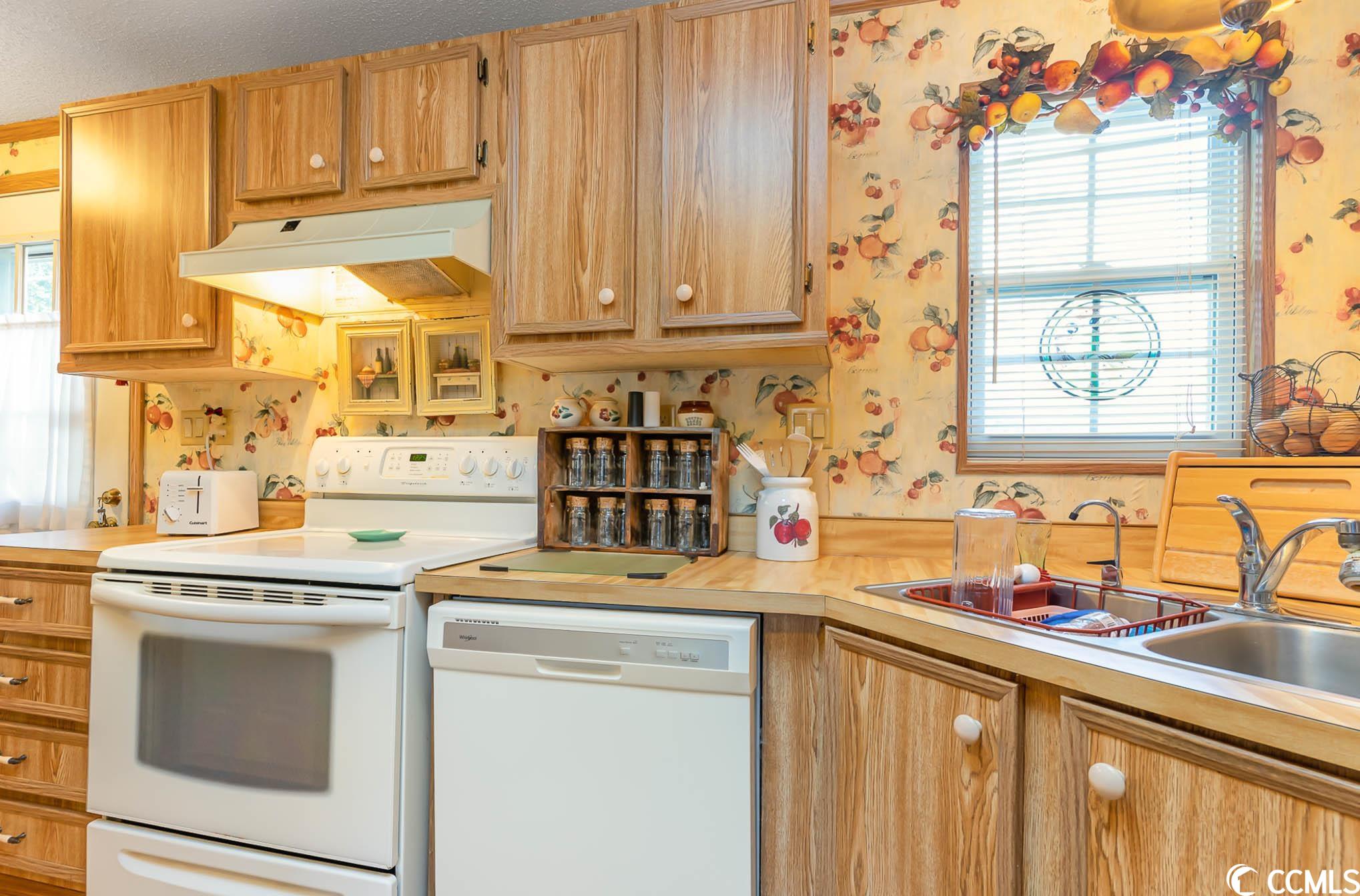 928 Trout Court Murrells Inlet, SC 29576 - Photo 4 of 40
