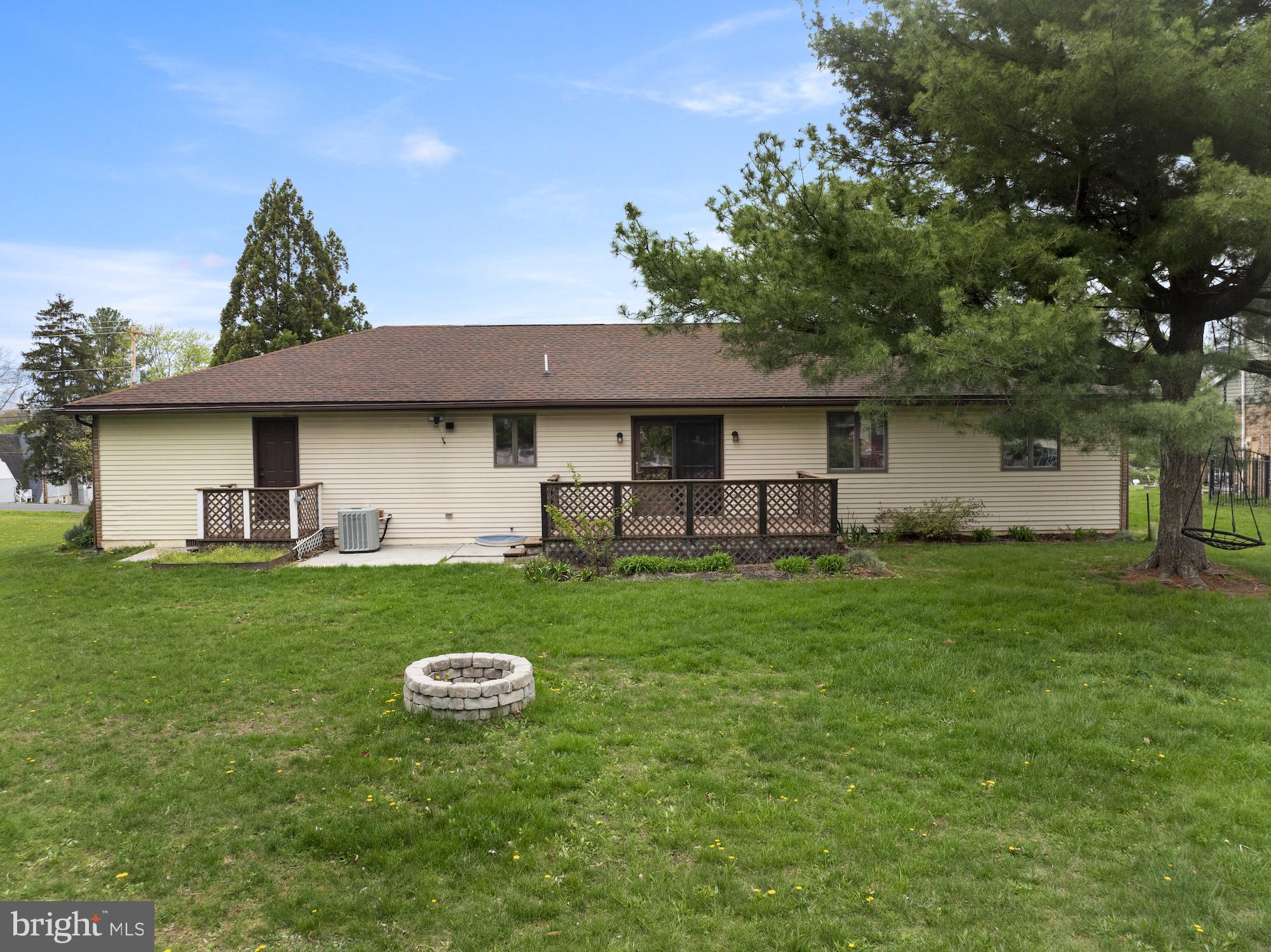617 Heritage Drive Gettysburg, PA 17325 - Photo 54 of 56 a backyard of a house with table and chairs