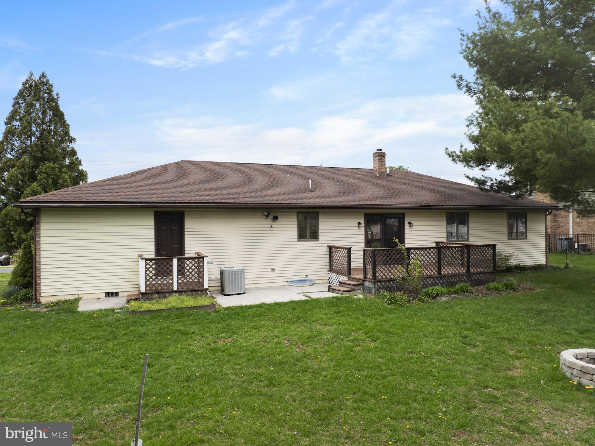 617 Heritage Drive Gettysburg, PA 17325 - Photo 55 of 56 a backyard of a house with table and chairs