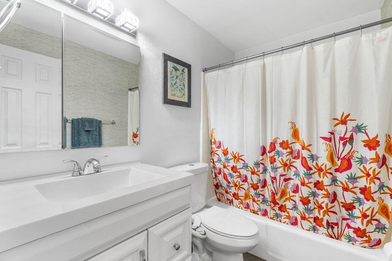 126 Pineview Road Jupiter, FL 33469 - Photo 20 of 37 guest bathroom