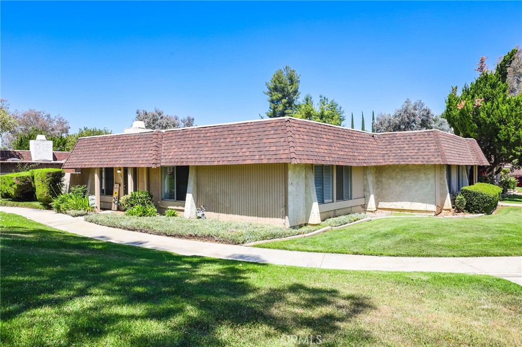 916 Ardmore Circle Redlands, CA 92374 - Photo 26 of 29 a view of a house with a yard and sitting area