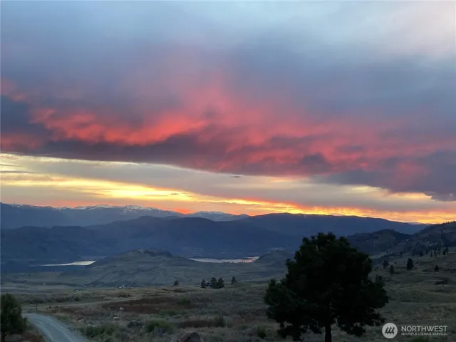 a view of a pathway with a yard