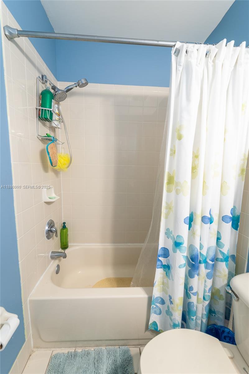 983 Northeast 42nd Place Homestead, FL 33033 - Photo 15 of 51 a bathroom with a sink a toilet and bathtub