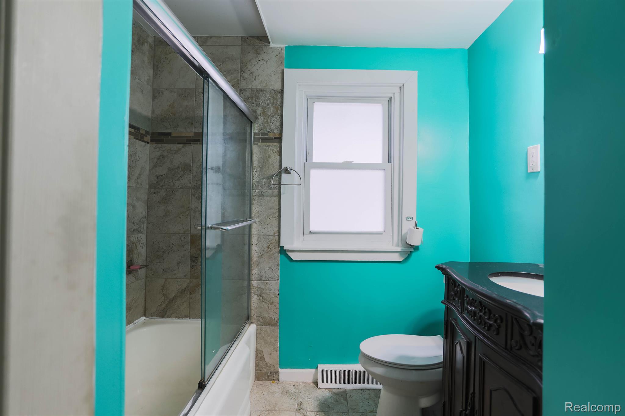 7006 Toepfer Road Warren, MI 48091 - Photo 6 of 16 Bathroom- Lower Unit