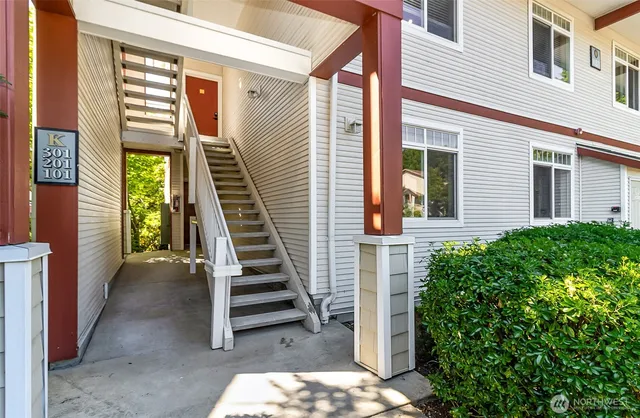 a view of entryway with a front door