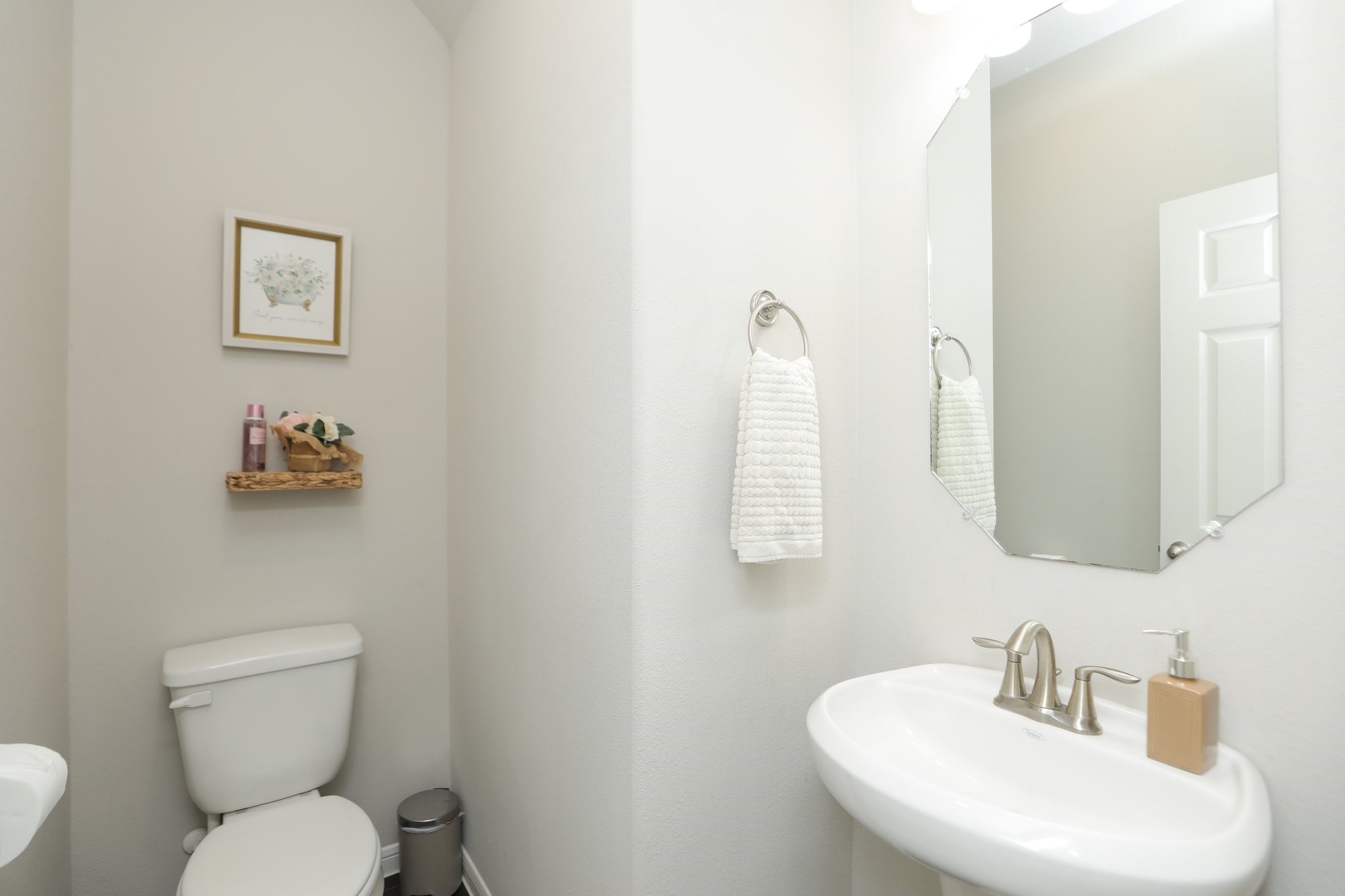 2401 Sequoia Grove Drive Rosharon, TX 77583 - Photo 14 of 39 GUEST- DOWN 1/2 BATHROOM