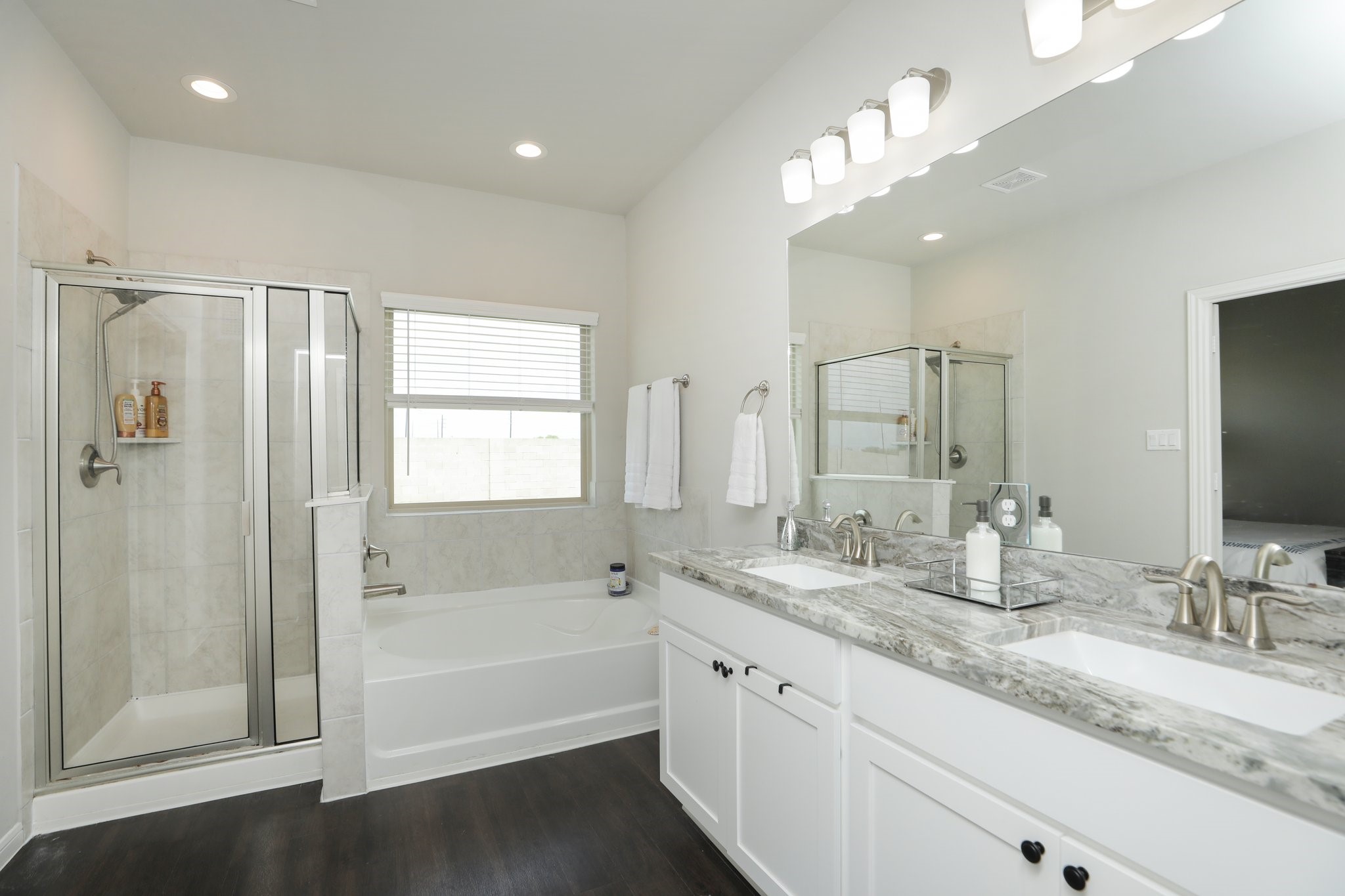 2401 Sequoia Grove Drive Rosharon, TX 77583 - Photo 19 of 39 PRIMARY/MASTER BATHROOM- DOUBLE SINKS, BATH TUB & LARGE SHOWER. NOTE GRANITE COUNTER UPGRADE