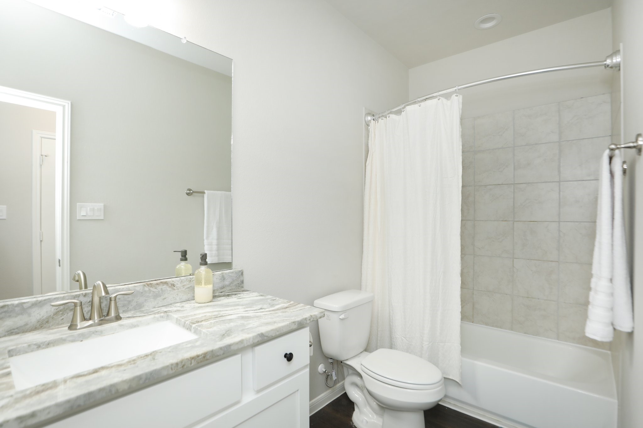 2401 Sequoia Grove Drive Rosharon, TX 77583 - Photo 27 of 39 UPSTAIRS BATHROOM- Light and Bright. NOTE GRANITE UPGRADE