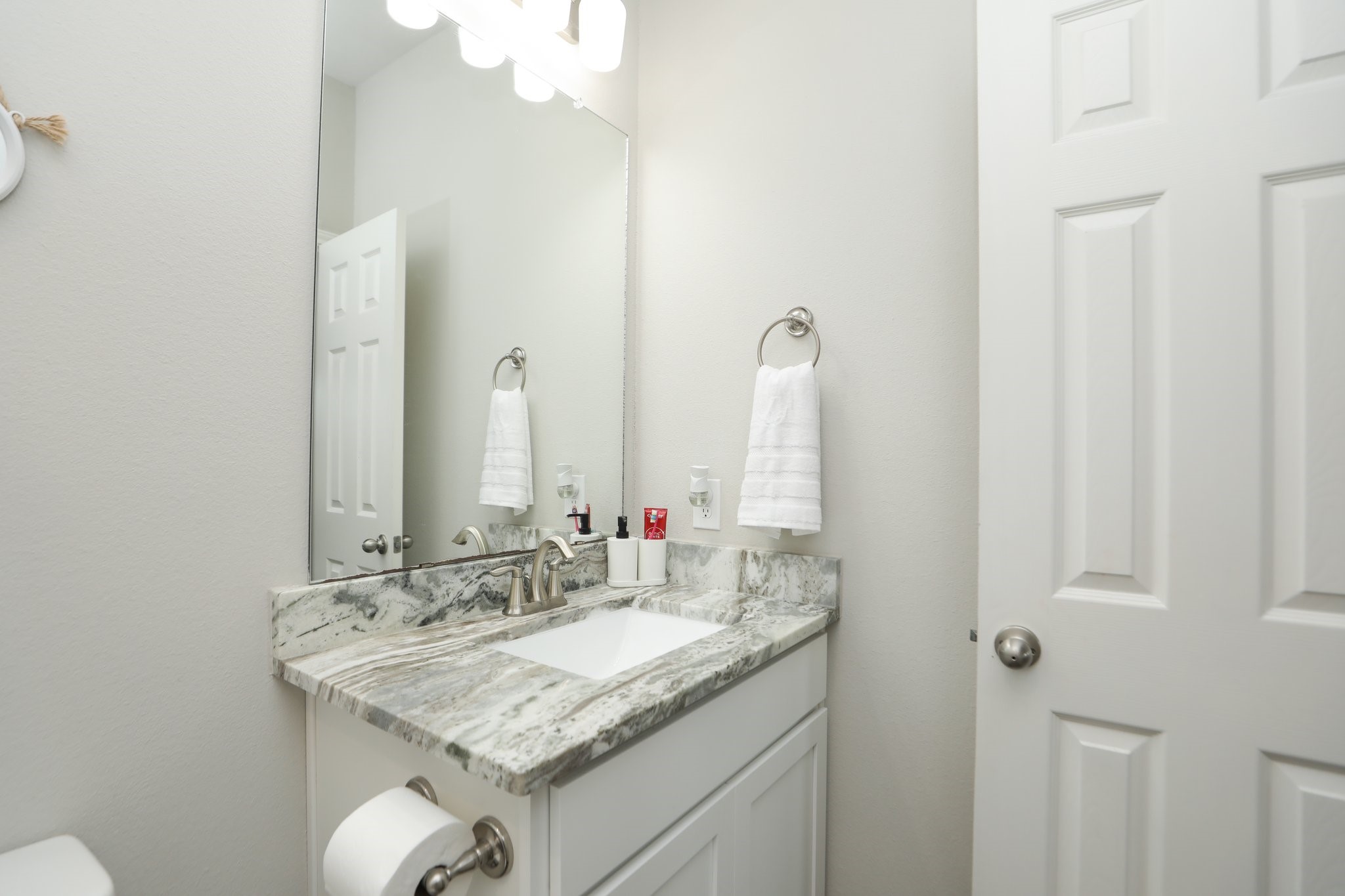 2401 Sequoia Grove Drive Rosharon, TX 77583 - Photo 29 of 39 2 ND UPSTAIRS BATHROOM- NOTE GRANITE Counter UPGRADE.