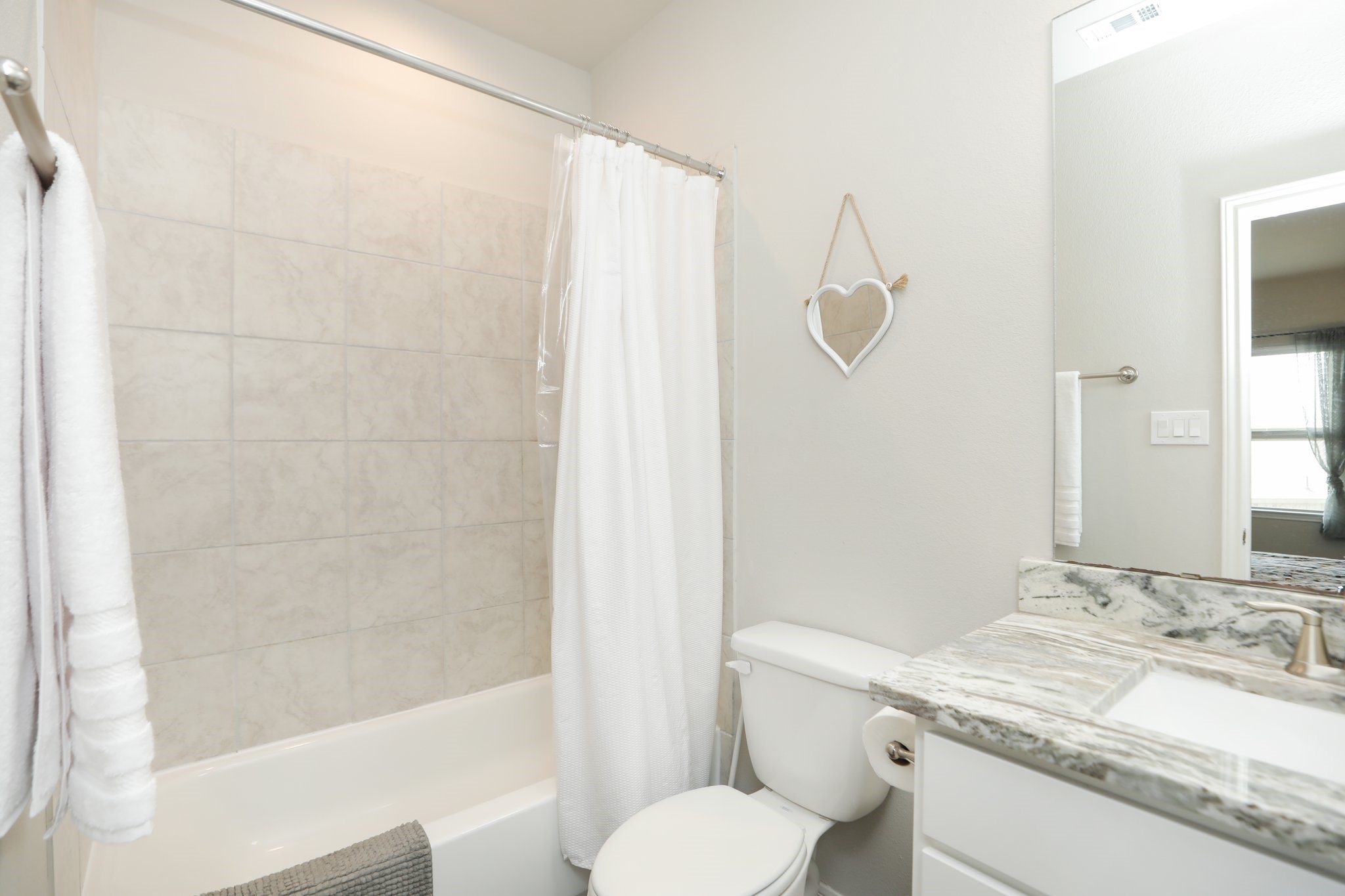 2401 Sequoia Grove Drive Rosharon, TX 77583 - Photo 30 of 39 2 ND UPSTAIRS BATHROOM-