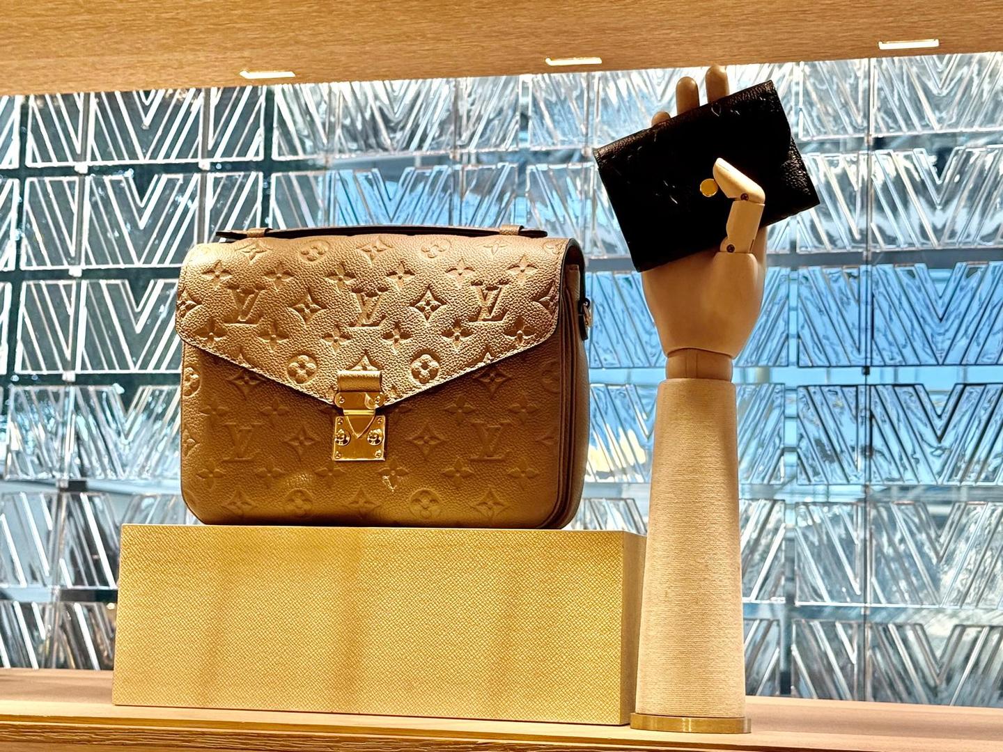 1720 Maple Avenue, Unit 2160 Evanston, IL 60201 - Photo 14 of 45 a view of sitting area