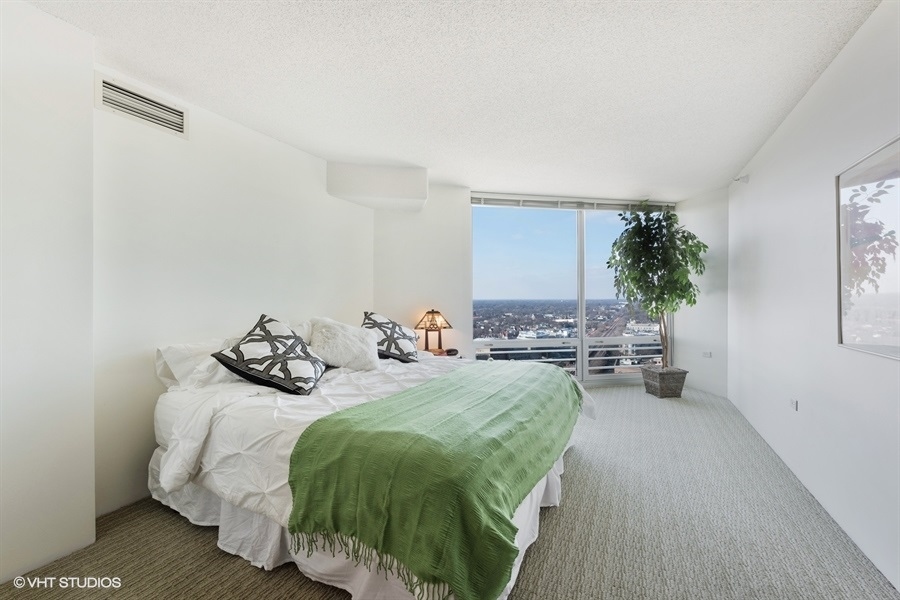 1720 Maple Avenue, Unit 2160 Evanston, IL 60201 - Photo 9 of 45 a bedroom with a bed and window