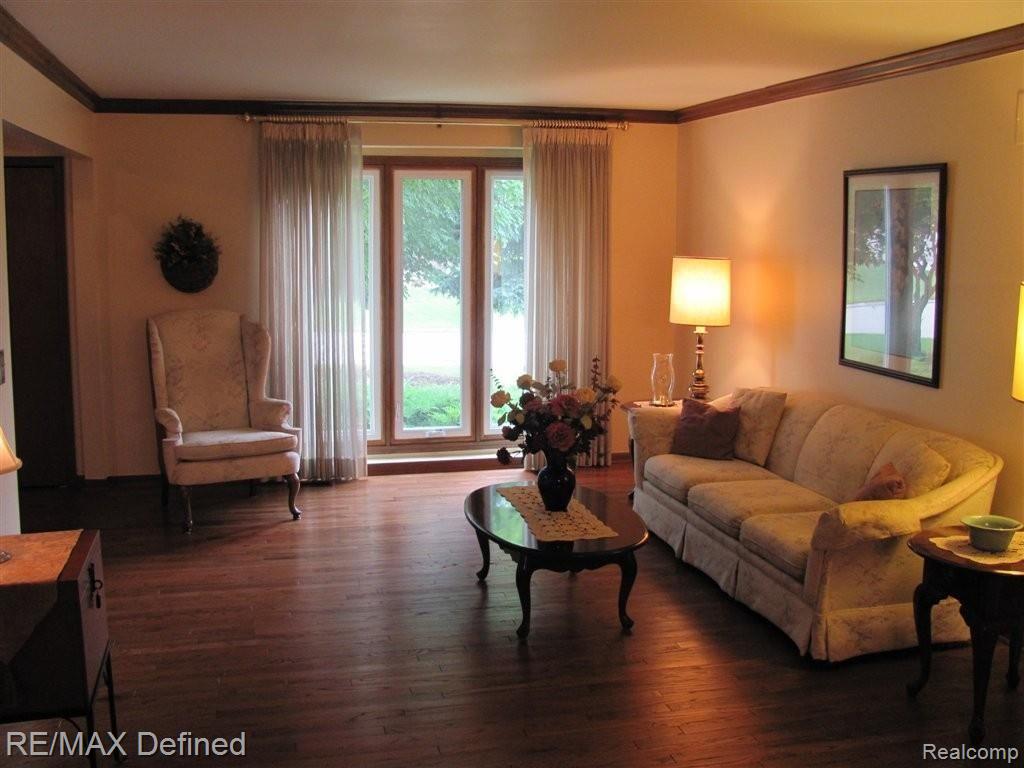 357 Shellbourne Drive Rochester, MI 48309 - Photo 24 of 26 LivingRm.JPG