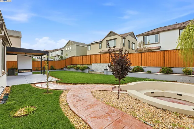 a view of a back yard of the house