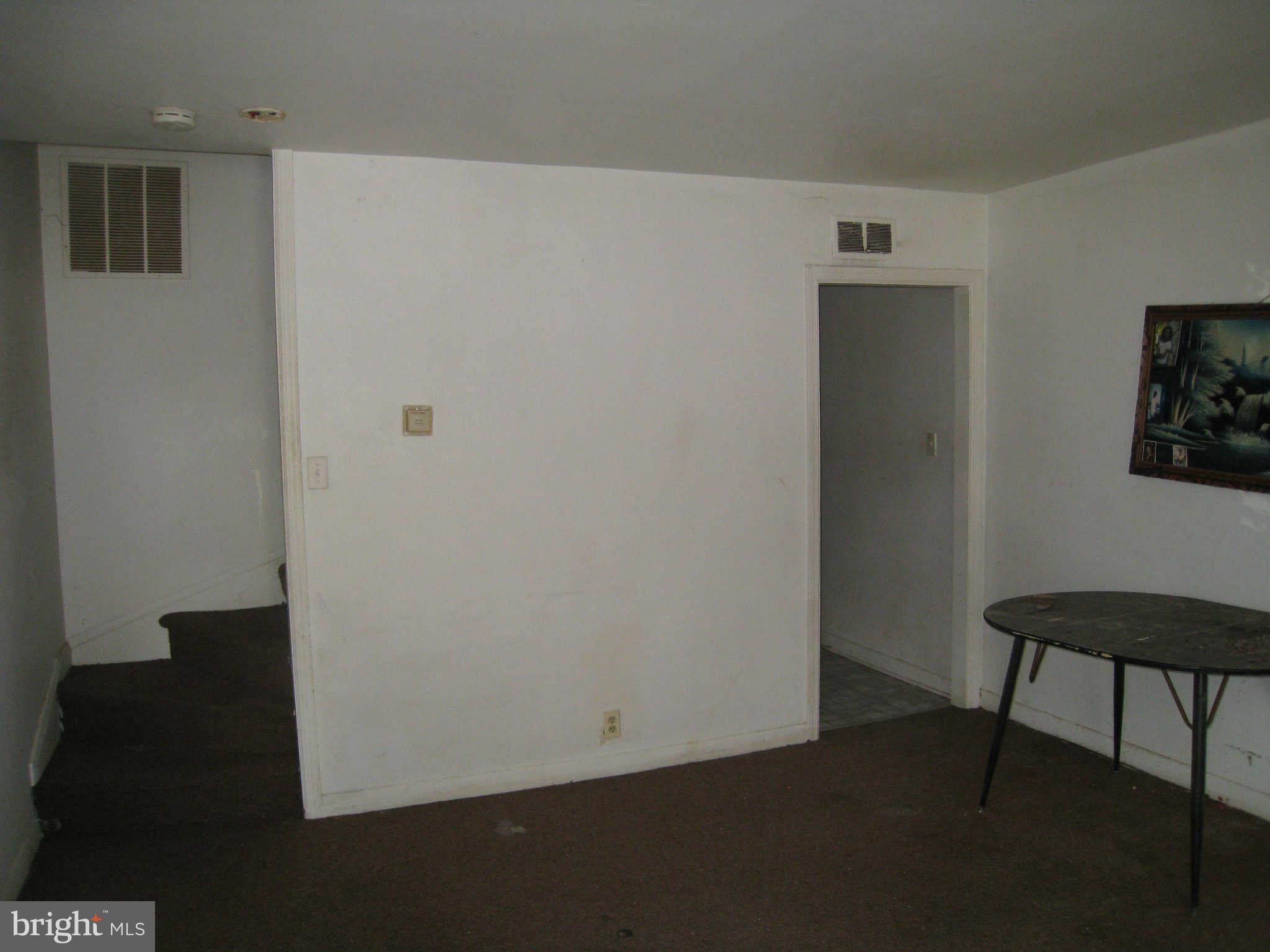 508 Bridgeview Road Baltimore, MD 21225 - Photo 3 of 6 Living Room