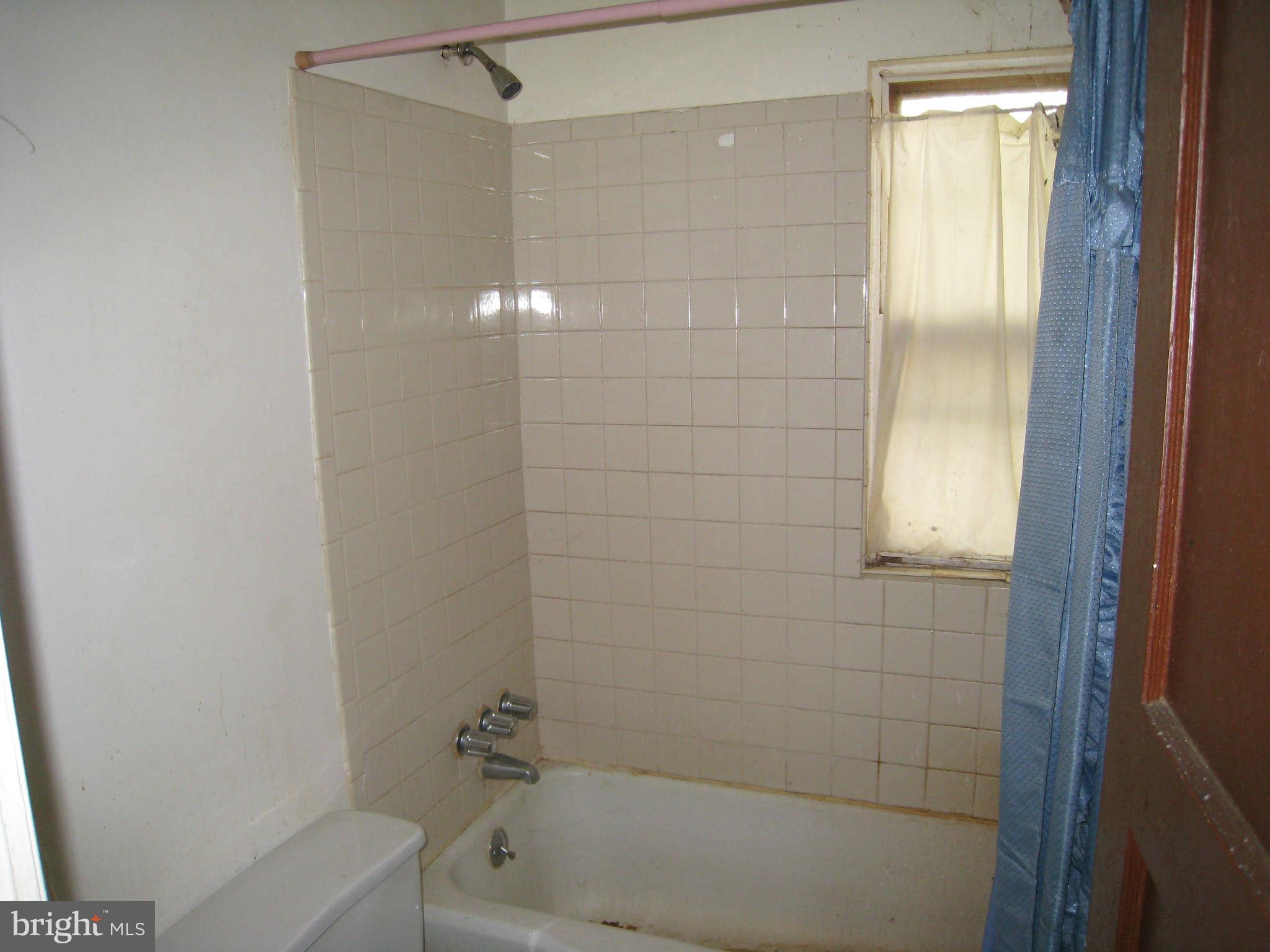 508 Bridgeview Road Baltimore, MD 21225 - Photo 5 of 6 Bath