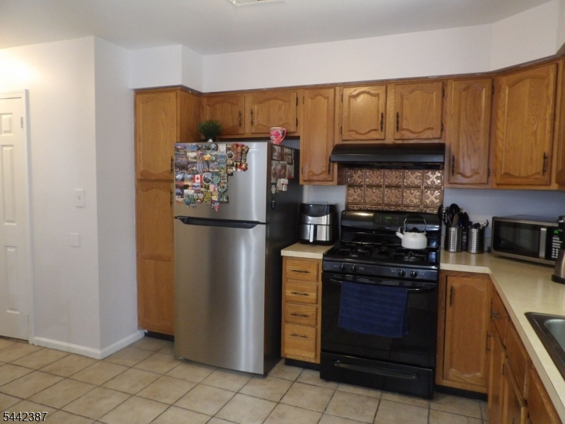 605 Timber Oaks Road Edison, NJ 08820 - Photo 11 of 25