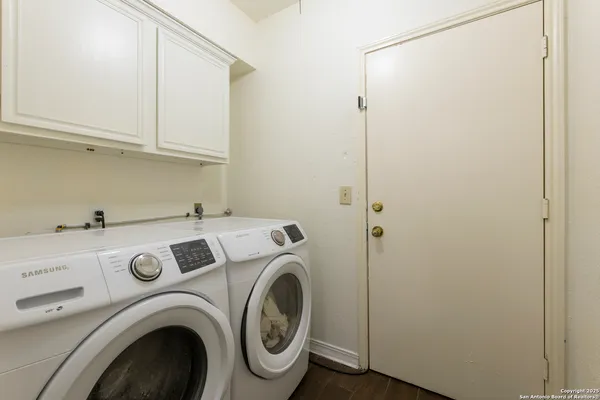 a view of entryway with garden