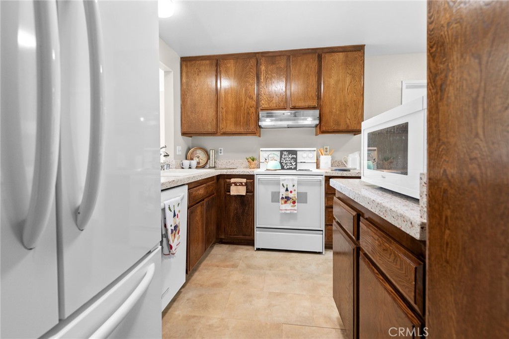 4679 Maxwell Court Riverside, CA 92501 - Photo 7 of 45 Kitchen