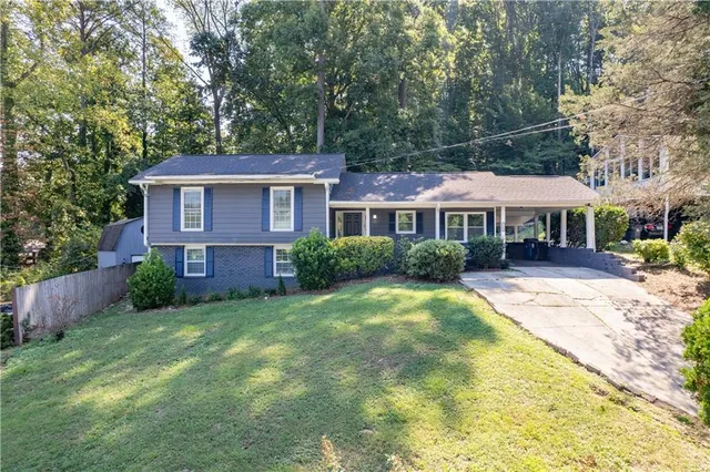 a view of a yard in front of house