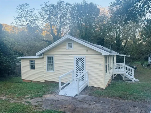 a view of a house with a yard