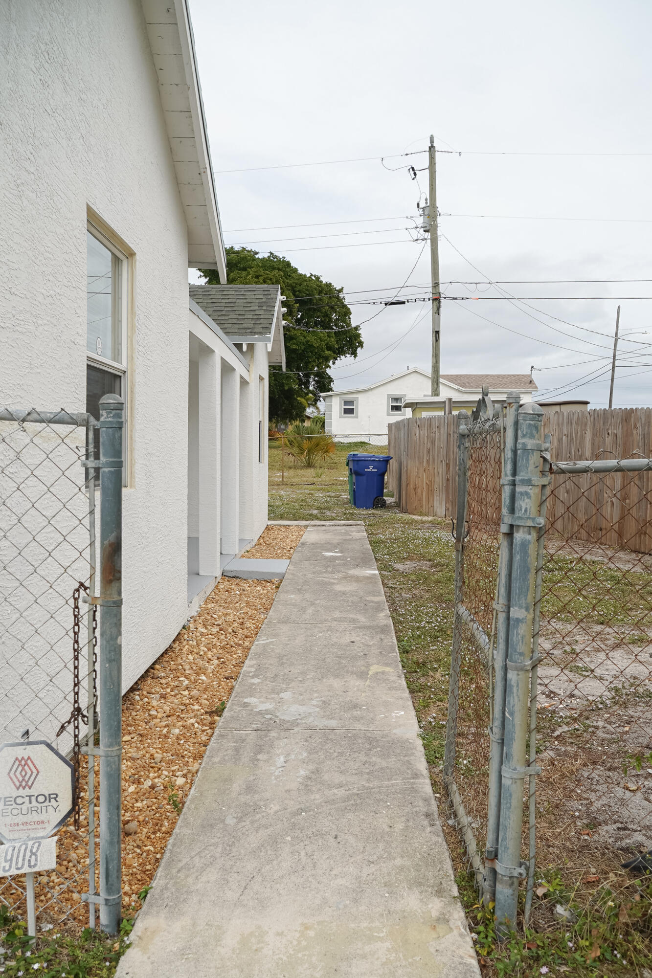 908 West 5th Street Riviera Beach, FL 33404 - Photo 7 of 40 EAST ENTRANCE SIDEWALK