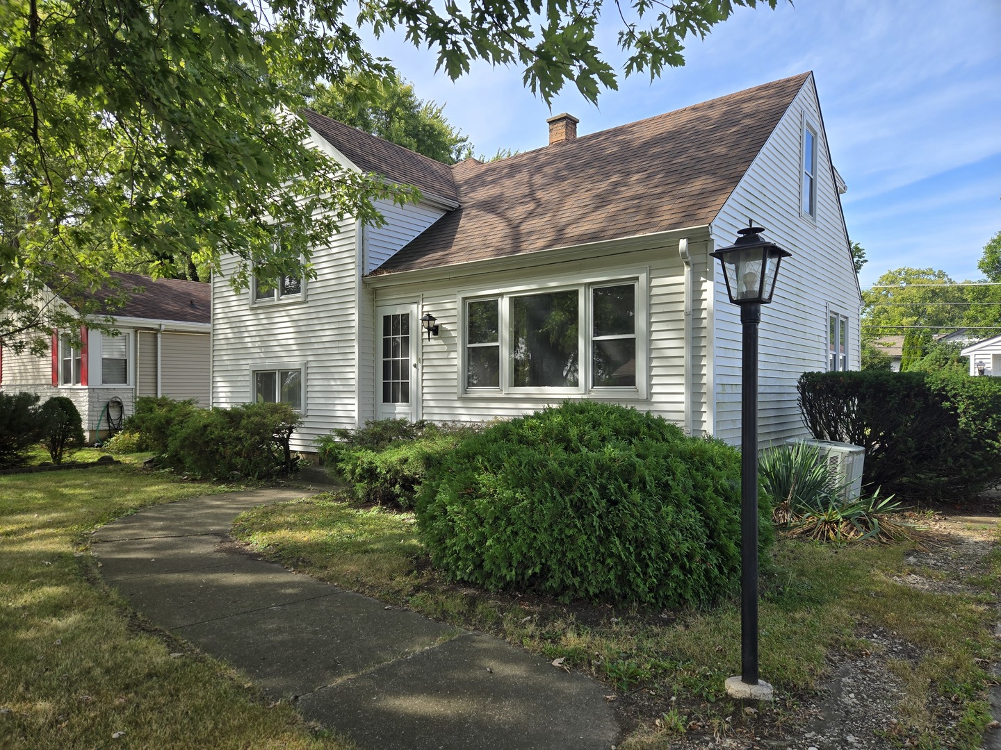 a view of a house with backyard and garden