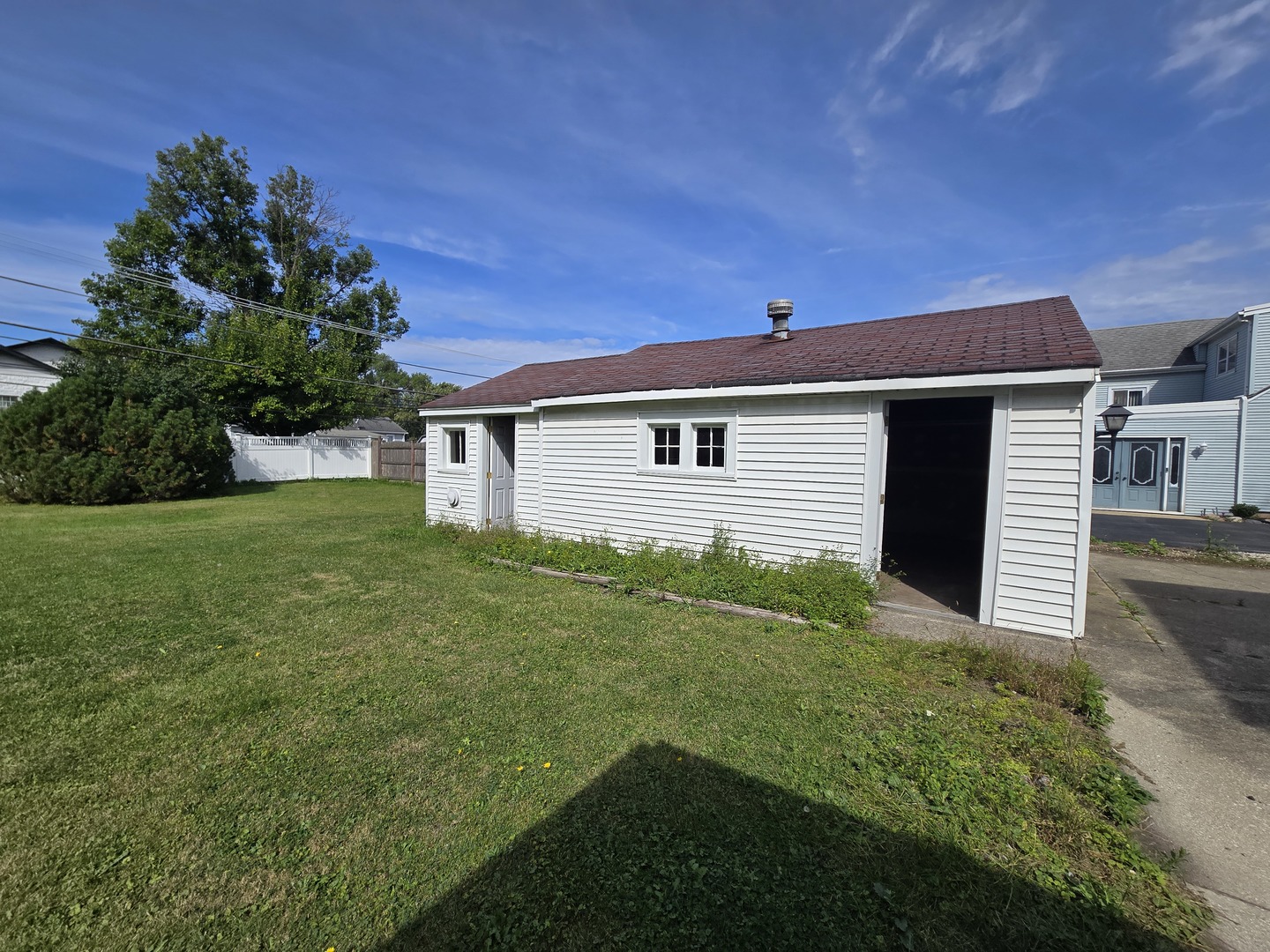 7742 South Oketo Avenue Bridgeview, IL 60455 - Photo 6 of 14 a backyard of a house with plants and large tree