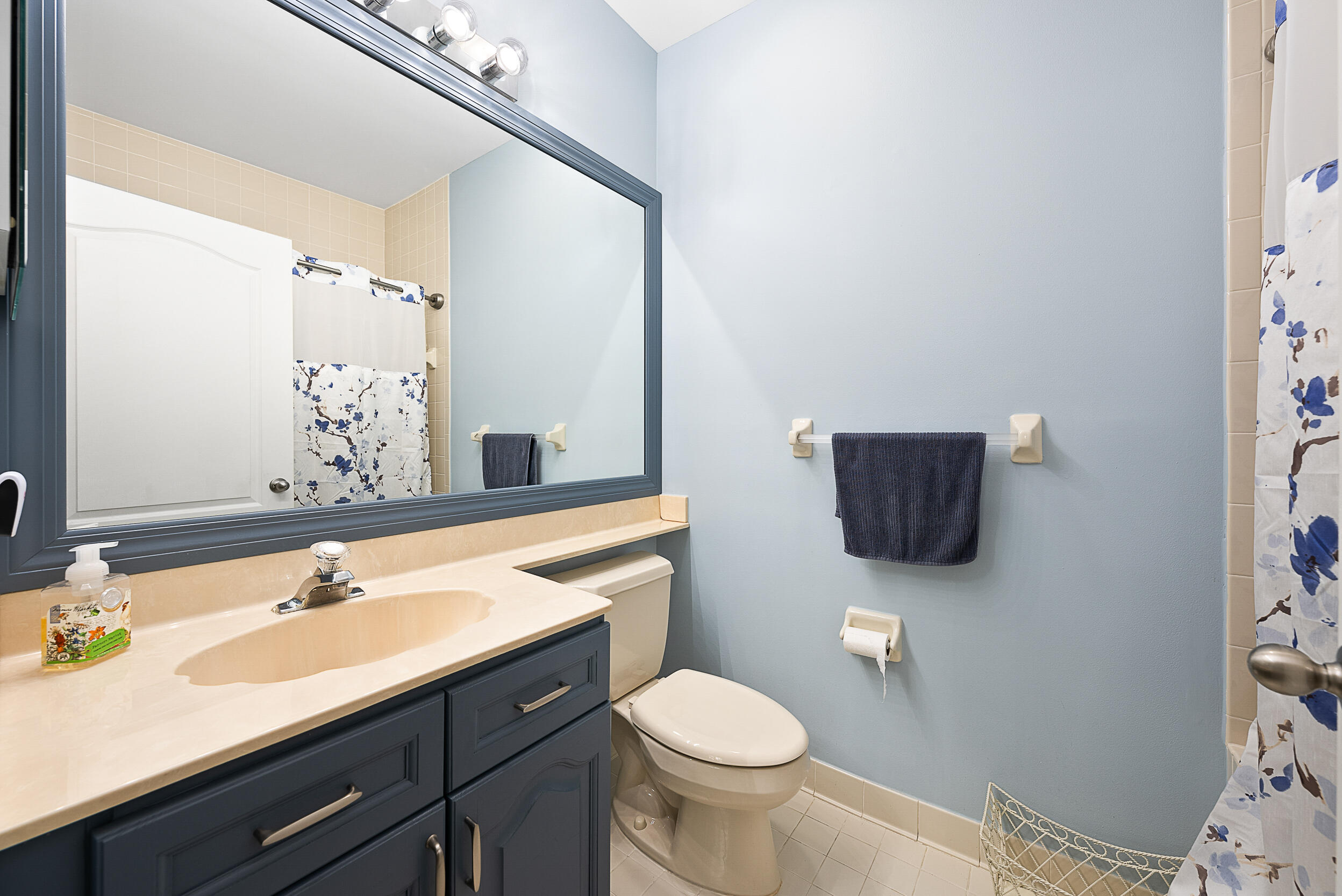 271 Eagleton Estates Boulevard Palm Beach Gardens, FL 33418 - Photo 20 of 37 a bathroom with a sink and a mirror