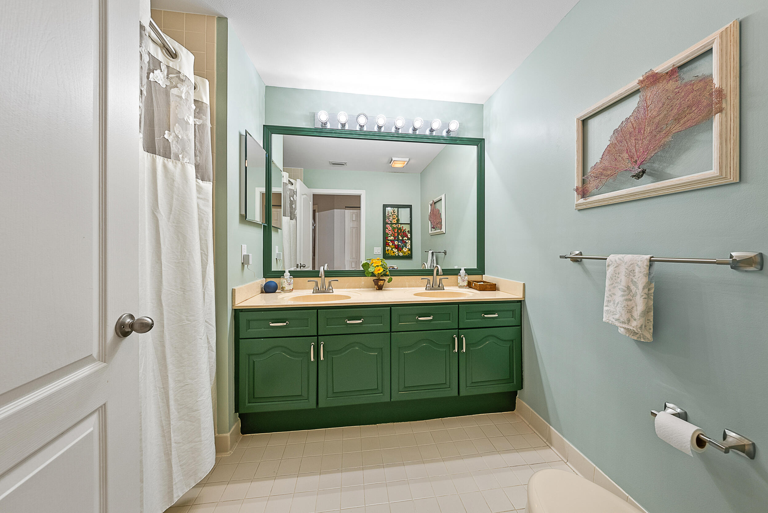 271 Eagleton Estates Boulevard Palm Beach Gardens, FL 33418 - Photo 21 of 37 a bathroom with a mirror sink and bathtub