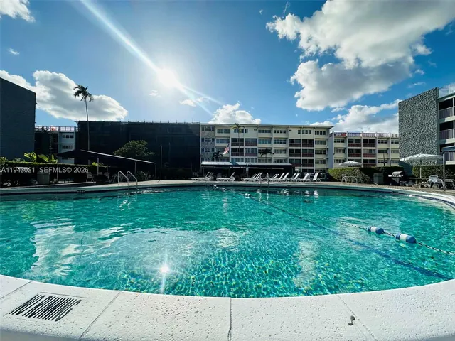 a view of entryway with elevator