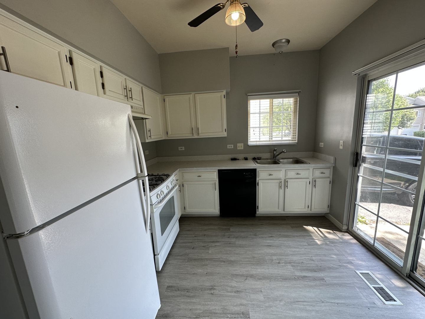 130 Creston Circle Aurora, IL 60504 - Photo 4 of 11 a kitchen with a sink a window and stainless steel appliances