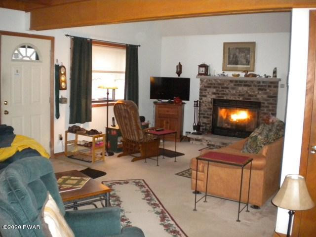 133 Deerfield Road Lake Ariel, PA 18436 - Photo 17 of 25 16 LIVING ROOM