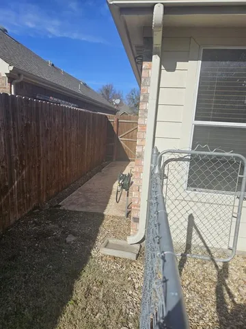 a view of a house with backyard