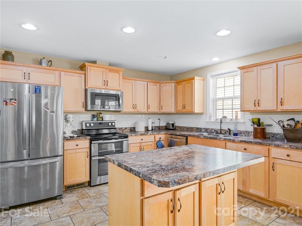 351 Cody Road Marshall, NC 28753 - Photo 4 of 29 Gallery Image 4