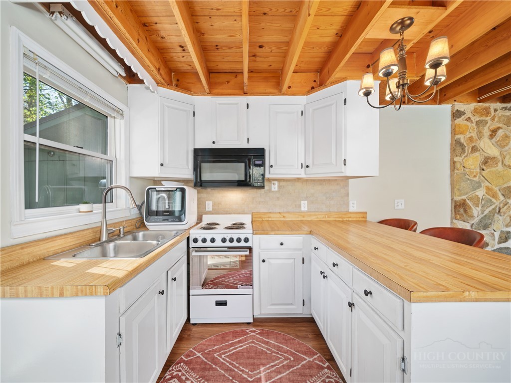 253 Black Pine Road Newland, NC 28657 - Photo 12 of 28