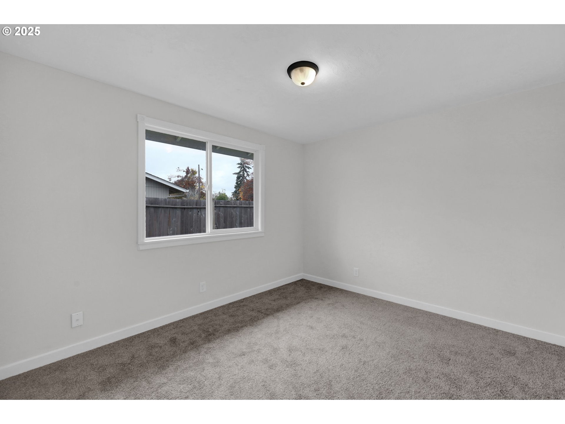 5266 D Street Springfield, OR 97478 - Photo 25 of 40 an empty room with windows