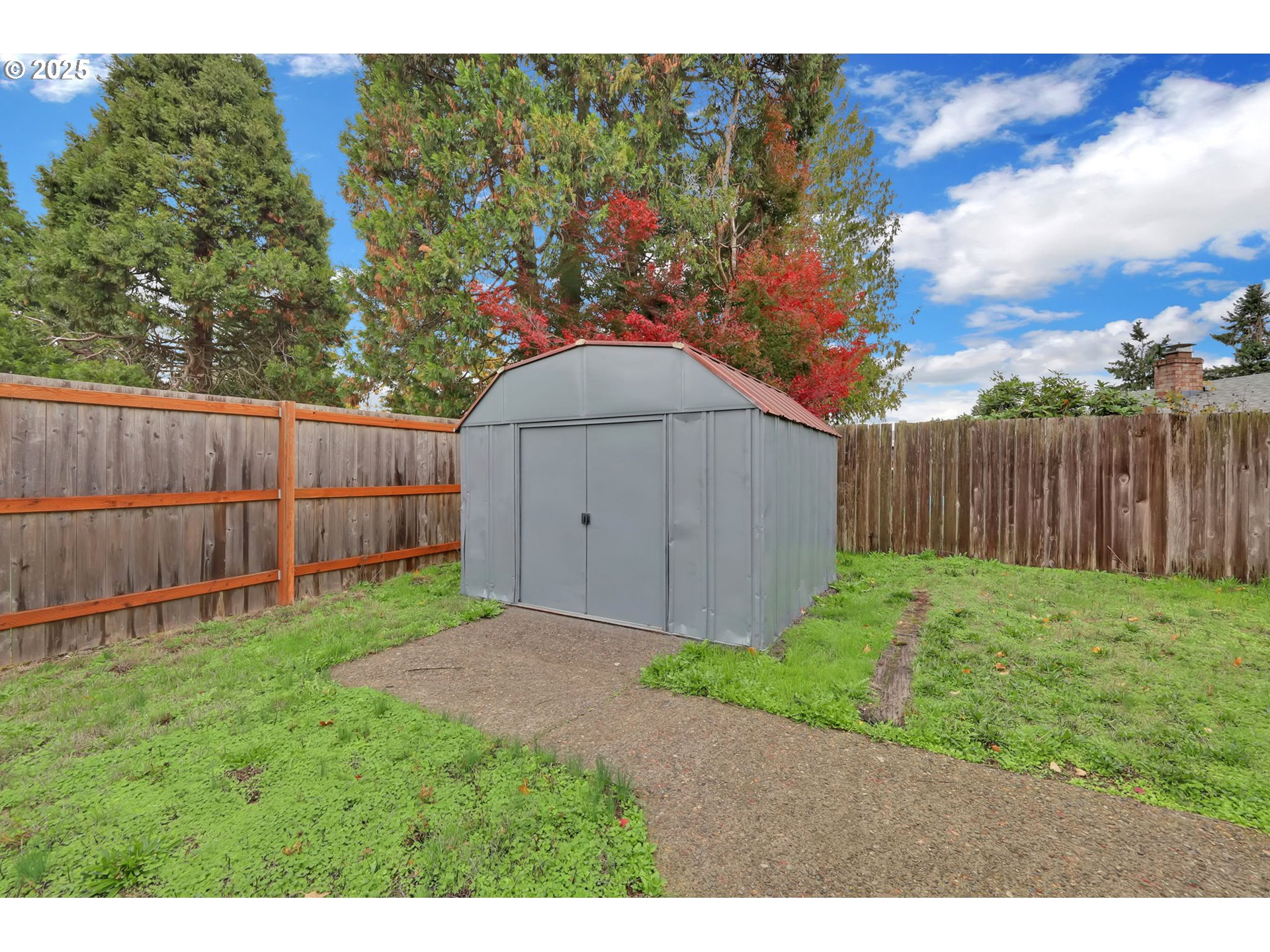 5266 D Street Springfield, OR 97478 - Photo 40 of 40 a backyard of a house
