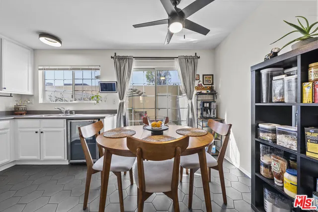 $570,000 | 19124 Hamlin Street, Unit 4, Reseda, CA 91335