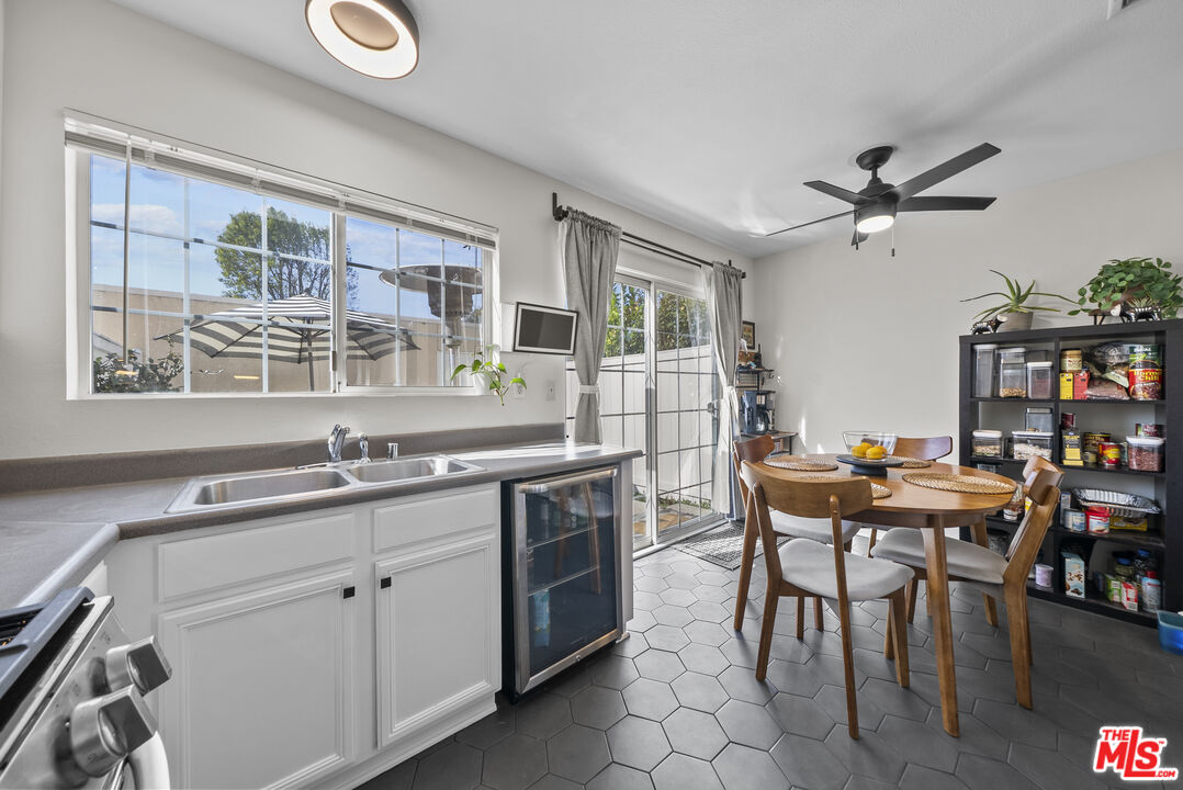 19124 Hamlin Street, Unit 4 Reseda, CA 91335 - Photo 12 of 38