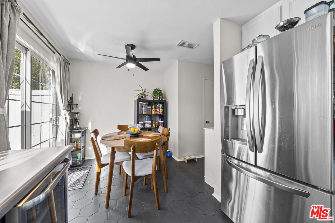 19124 Hamlin Street, Unit 4 Reseda, CA 91335 - Photo 13 of 38