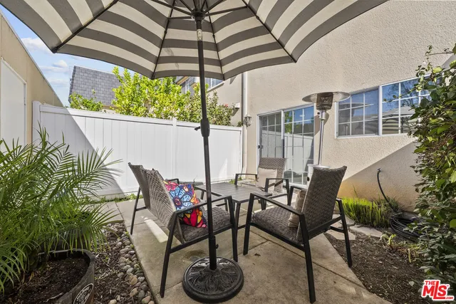 $570,000 | 19124 Hamlin Street, Unit 4, Reseda, CA 91335