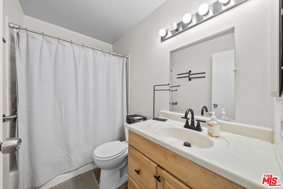 19124 Hamlin Street, Unit 4 Reseda, CA 91335 - Photo 22 of 38