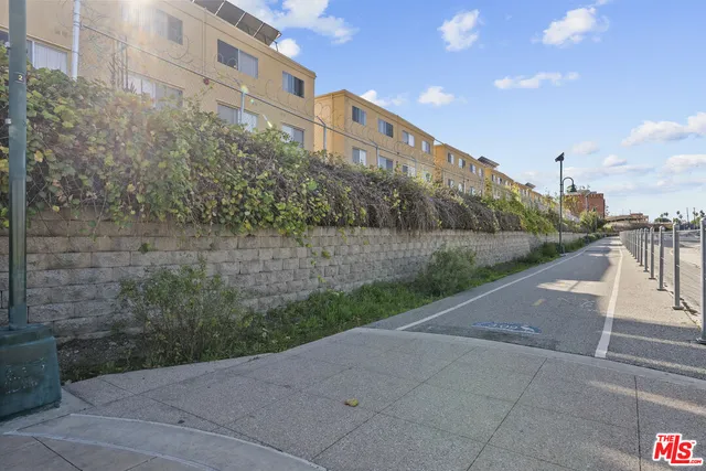 $570,000 | 19124 Hamlin Street, Unit 4, Reseda, CA 91335