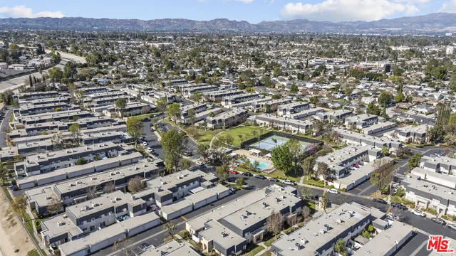 $570,000 | 19124 Hamlin Street, Unit 4, Reseda, CA 91335