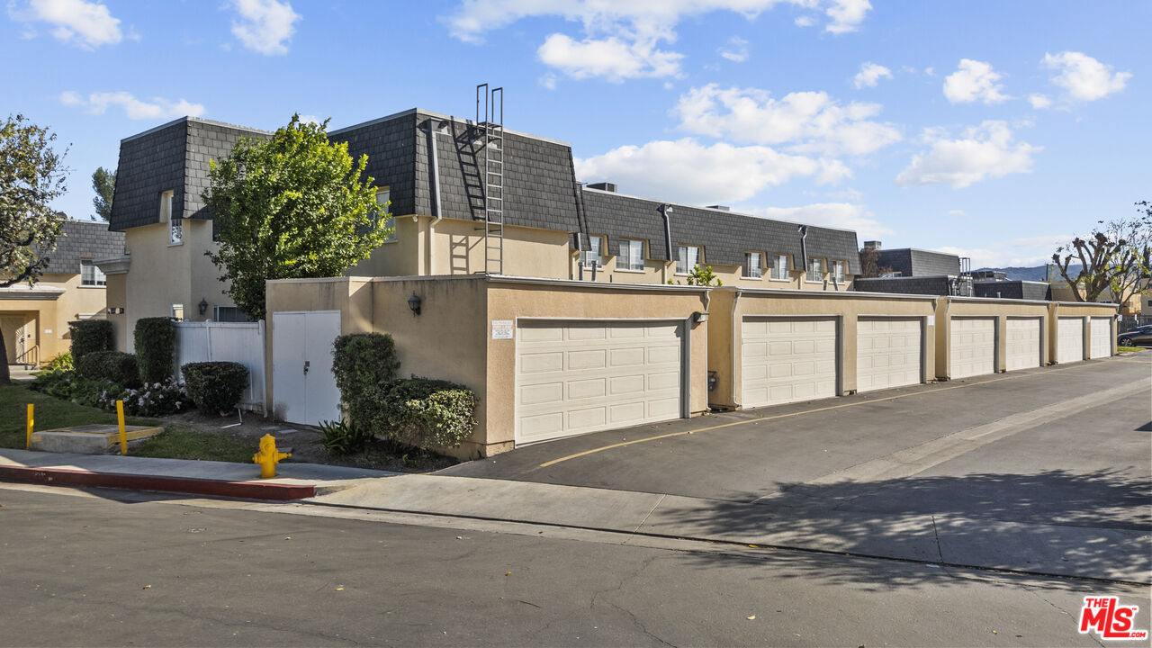 19124 Hamlin Street, Unit 4 Reseda, CA 91335 - Photo 30 of 38