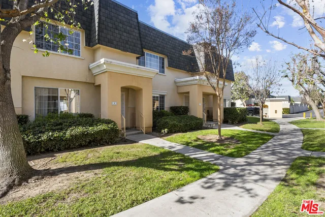 $570,000 | 19124 Hamlin Street, Unit 4, Reseda, CA 91335