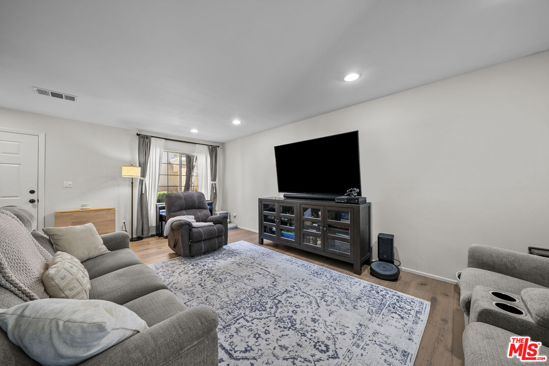 19124 Hamlin Street, Unit 4 Reseda, CA 91335 - Photo 5 of 38